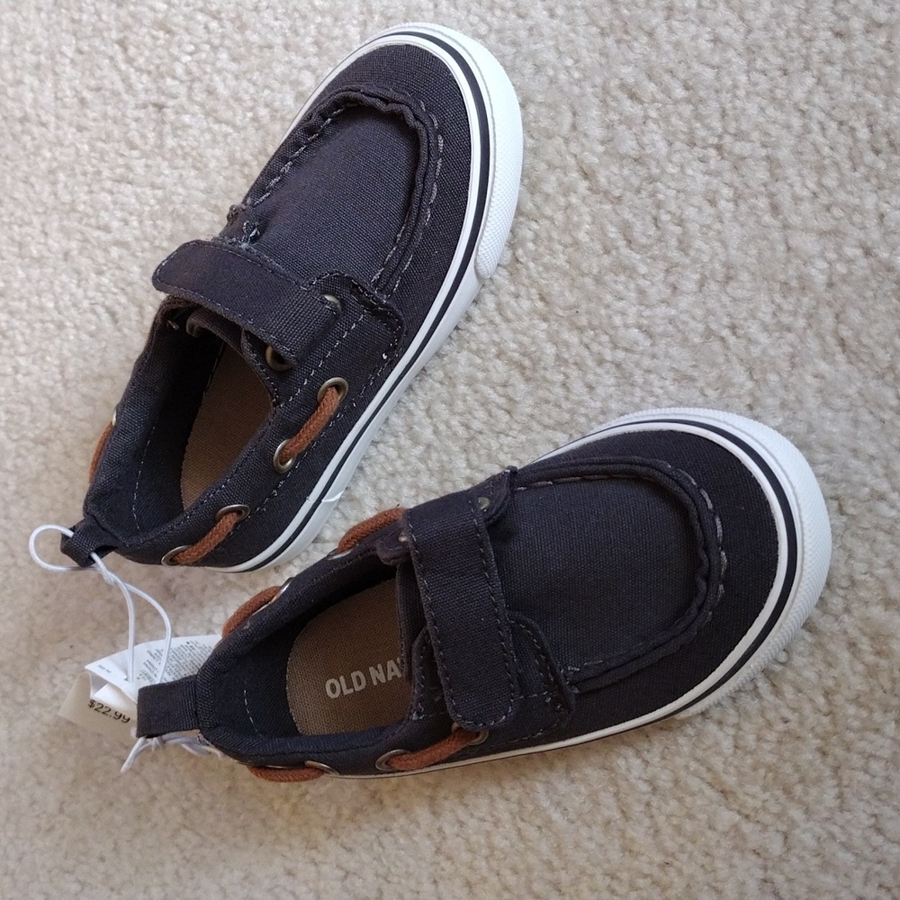 Old Navy dark gray canvas sneakers. NWT. Kids 6